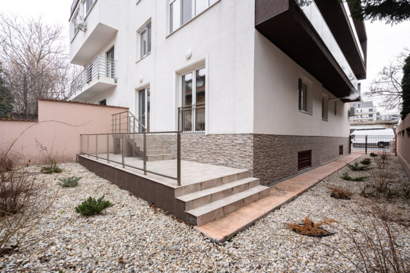 Apartament 5 camere tip Duplex  Domenii